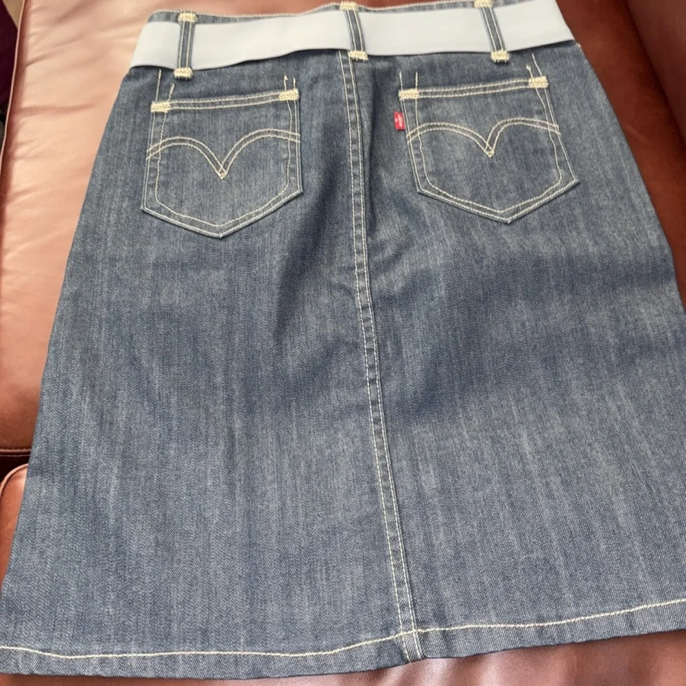 Levis skirt w/belt. Size 4 - Picture 2 of 4